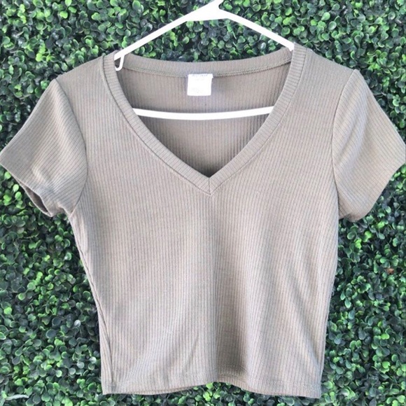 **SOLD**VNECK RIBBED CROP TILLYS - Picture 1 of 2